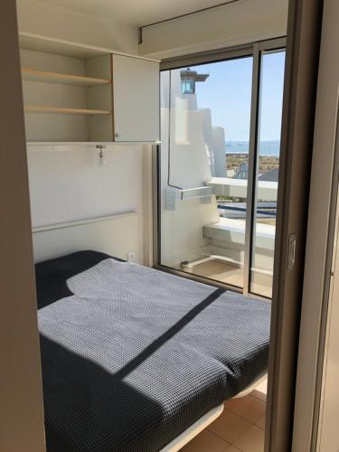 Ένα ή περισσότερα κρεβάτια σε δωμάτιο στο CAMARG'Beach Vue mer-Piscines-Plages-Tennis-Parking-4PERS