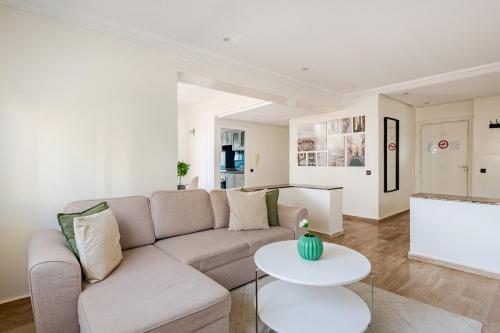 un salon avec un canapé et une table dans l'établissement TT Holidays-Rabat City Center, à Rabat