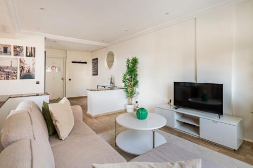 un salon avec un canapé et une télévision dans l'établissement TT Holidays-Rabat City Center, à Rabat