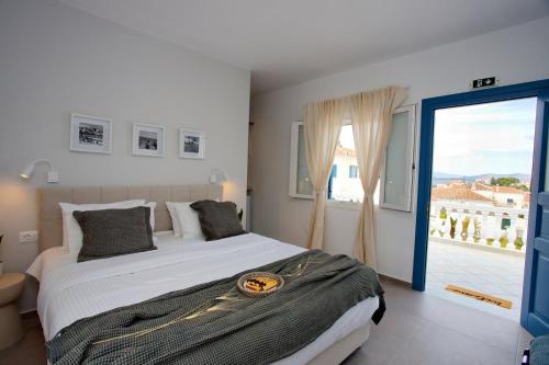 Ένα ή περισσότερα κρεβάτια σε δωμάτιο στο Arourahomes Spetses Town Suites