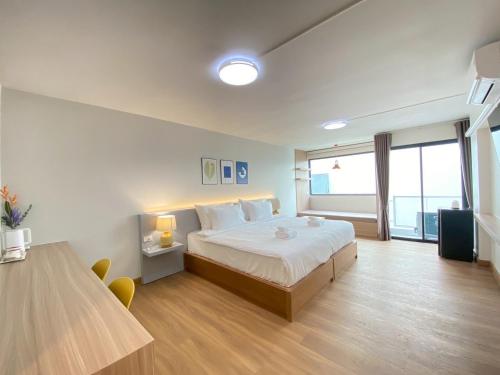 Postel nebo postele na pokoji v ubytování Chorbnorn Hotel