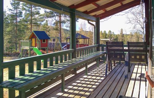 Ο χώρος παιχνιδιού για παιδιά στο 2 Bedroom Stunning Home In Ekshärad