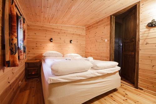 Ένα ή περισσότερα κρεβάτια σε δωμάτιο στο Magnusbua, traditional rorbu in Reine, Lofoten