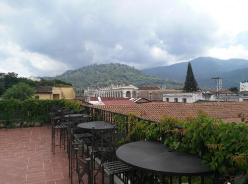 Un patio o zona al aire libre en Los Olivos Boutique Hotel Antigua Guatemala