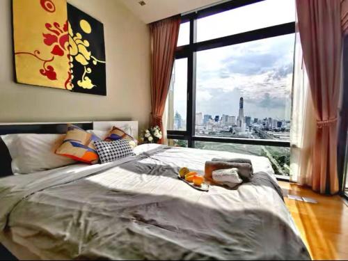 En eller flere senge i et værelse på Circle Living Skyline Residence