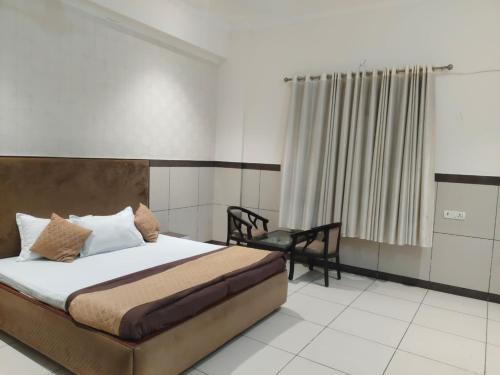 Ένα ή περισσότερα κρεβάτια σε δωμάτιο στο Primrose Hotel