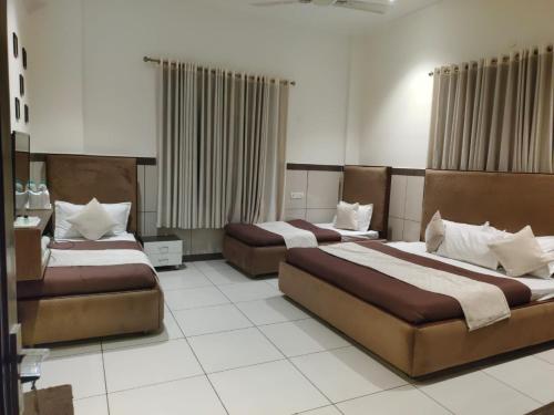 Ένα ή περισσότερα κρεβάτια σε δωμάτιο στο Primrose Hotel