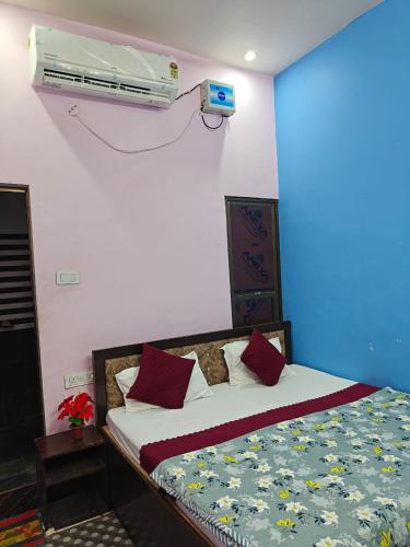 Postel nebo postele na pokoji v ubytování Rishabh guest house