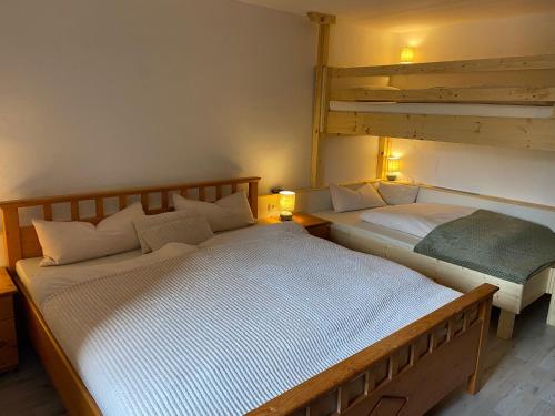 Dos camas una al lado de la otra en una habitación. en Biohof Kroisleitner Ferienwohnung Rundumblick, en Sankt Jakob im Walde