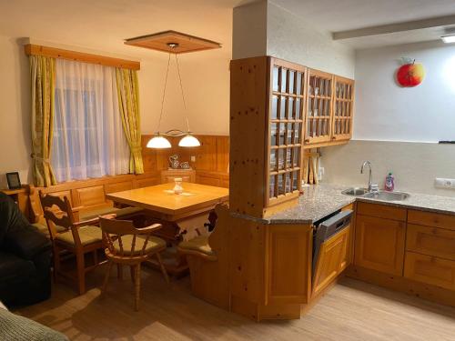Una cocina con una mesa y un comedor. en Biohof Kroisleitner Ferienwohnung Rundumblick, en Sankt Jakob im Walde