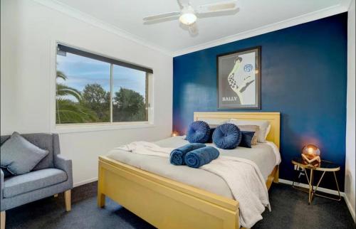 Una cama o camas en una habitación de Seabreeze Spa House