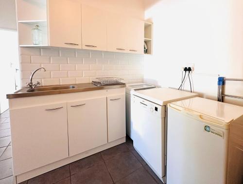 Η κουζίνα ή μικρή κουζίνα στο Hermanus 2 bed (Incl King bed) - Walk to the sea!