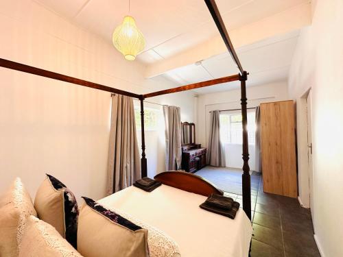 Ένα ή περισσότερα κρεβάτια σε δωμάτιο στο Hermanus 2 bed (Incl King bed) - Walk to the sea!