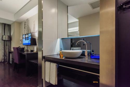 La salle de bains est pourvue d'un comptoir avec un bol sur un lavabo. dans l'établissement Orange Hotel Chengdu Chunxi Road Shuncheng, à Chengdu