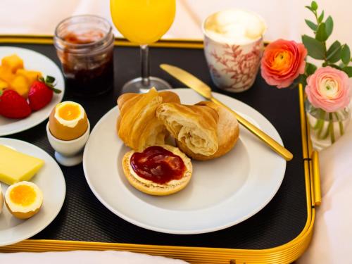 Una bandeja con un plato de comida para desayunar encima. en Chateau isigny ღ séjour romantique ღ charm ღ getaway, en Isigny-le-Buat