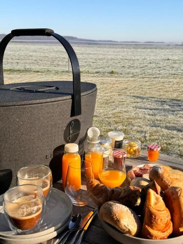 uma mesa de piquenique com um prato de comida e uma grelha em Basse Cour em Durbuy
