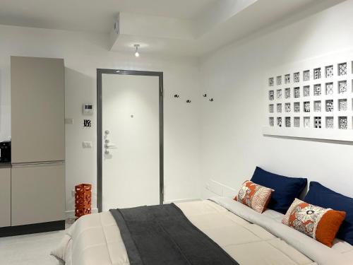 um quarto com uma cama grande com travesseiros em Tilahome - Malpensa Apartment em Somma Lombardo