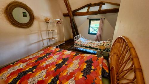 Ένα ή περισσότερα κρεβάτια σε δωμάτιο στο La Charreterie - Maison de charme avec jardin & aire de jeux - Côte d'Albâtre