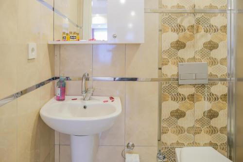 ein Badezimmer mit Waschbecken und Glasdusche in der Unterkunft Cemal Bey Hotel in Alanya