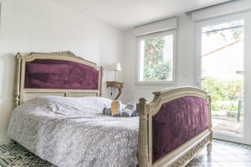 ein Schlafzimmer mit einem großen Bett und einem Fenster in der Unterkunft Appartement avec Jardin in Gerzat