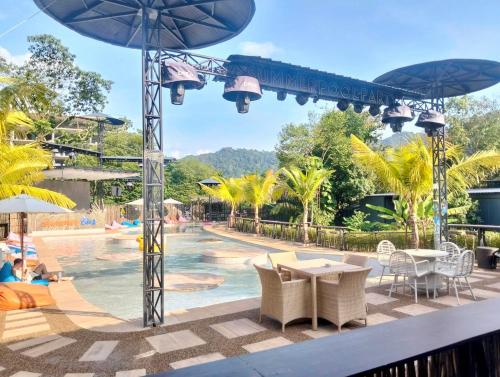 Bazén v ubytování Summer Club2 Hostel and Cafe Aonang nebo v jeho okolí