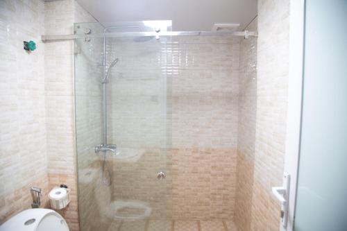 Sapa Central House في سابا: حمام مع دش ومرحاض ومغسلة