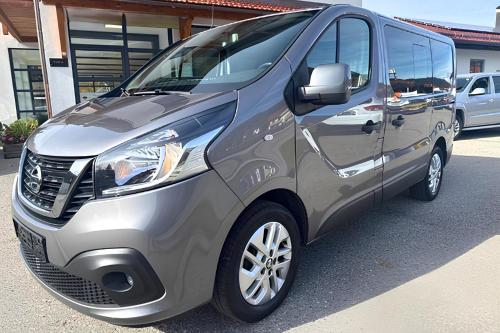 Villa Amelia I Free 8 seater mini van & pool في كالاثاس: سيارة فان فضية متوقفة في موقف للسيارات