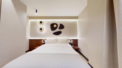 Postel nebo postele na pokoji v ubytování Hotel Trianon