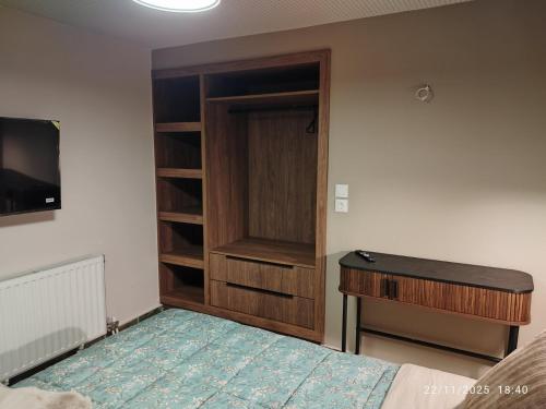 una camera con letto, scrivania e armadio di Feggaropetra a Kalívia