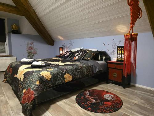 FavièresにあるDomaine du Rosiereのベッドルーム1室(花柄のベッドカバー付)