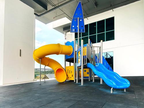 Herní místnost nebo prostor pro děti v ubytování HG Bay Premier Suites