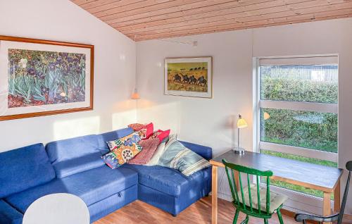 Et opholdsområde på 1 Bedroom Awesome Home In Mern