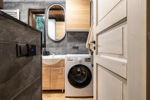 Metsamaja Põhja-Kõrvemaal : حمام مع غسالة ومغسلة