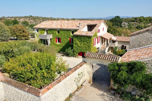 Gîte de charme la FENIERE 100m2, 3 chambres, clim, piscine chauffée