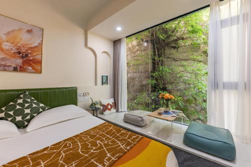 Giường trong phòng chung tại 尚品原宿海景 厦门大学双子塔店