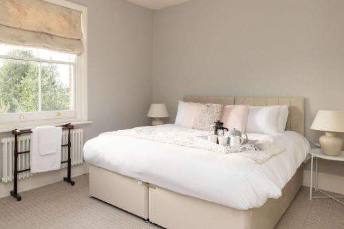 En eller flere senge i et værelse på House & Annexe Sleeps 18 Heated Pool