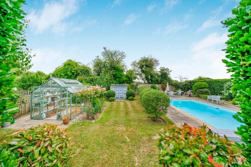 Swimmingpoolen hos eller tæt på House & Annexe Sleeps 18 Heated Pool