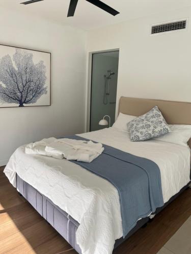 En eller flere senge i et værelse på Maggie Bright point apartment Magnetic Island