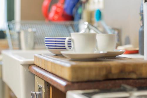 dos tazas sentadas en la parte superior de un mostrador de cocina en Ubytovanie u martina, en Slovenský Grob