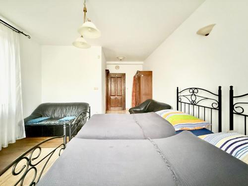 un dormitorio con dos camas y un sofá en Ubytovanie u martina, en Slovenský Grob