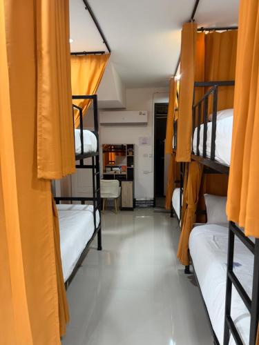 En eller flere senge i et værelse på Global Beach Hostel - Ao Nang
