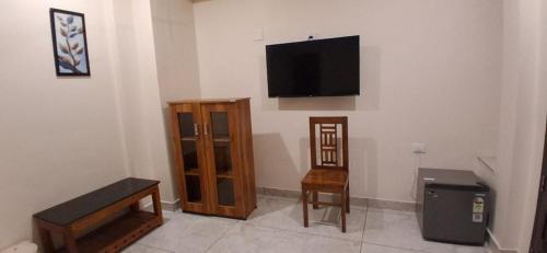 RB Tourist Home في تريفاندروم: غرفة معيشة مع تلفزيون بشاشة مسطحة على الحائط