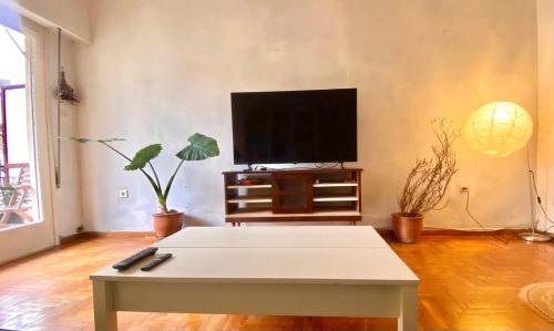 Una televisión o centro de entretenimiento en Sunny room in the heart of the city