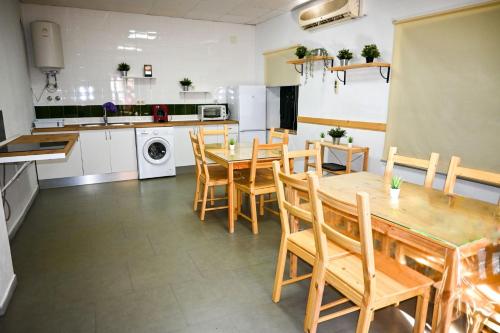 Una cocina y un comedor con mesa y sillas. en Albergue Turistico Municipal Santo Tomé, en Santo Tomé