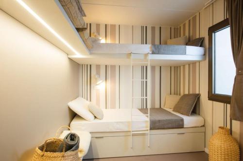 Ένα ή περισσότερα κρεβάτια σε δωμάτιο στο Ferienpark Cesenatico Mobilehome Ven für 5 Personen