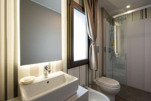 Ένα μπάνιο στο Ferienpark Cesenatico Mobilehome Ven für 5 Personen