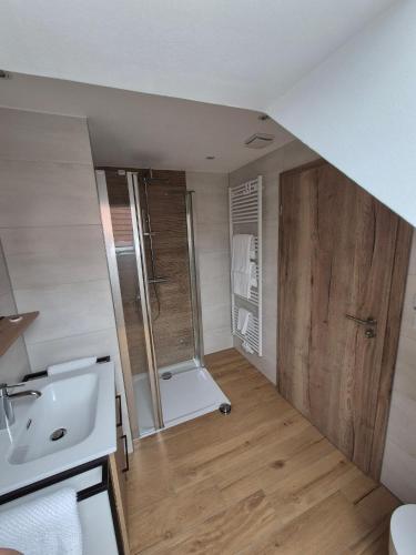 a small bathroom with a shower and a sink at FeWo Zenk Stublang in Bad Staffelstein