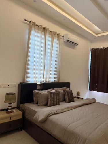 En eller flere senge i et værelse på NTHC Estates Adjiringanor East Legon