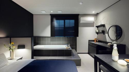 Ένα ή περισσότερα κρεβάτια σε δωμάτιο στο Daejeon Yuseong Nakwon Onsen Hotel by Anook