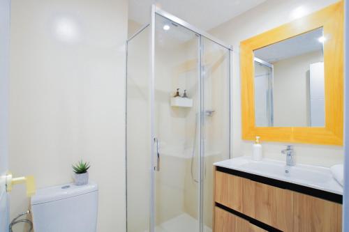 a bathroom with a shower and a sink and a toilet at Budget Beach Studio 24 in Calonge